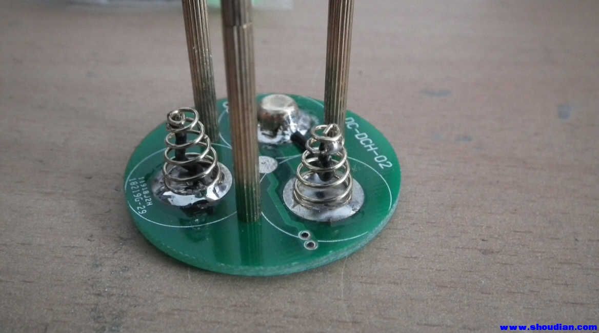 飞线一端焊在弹簧上端，另一端焊在金属帽底部，降低电阻