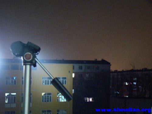 住宅阳台照射150米外教学楼清晰可见