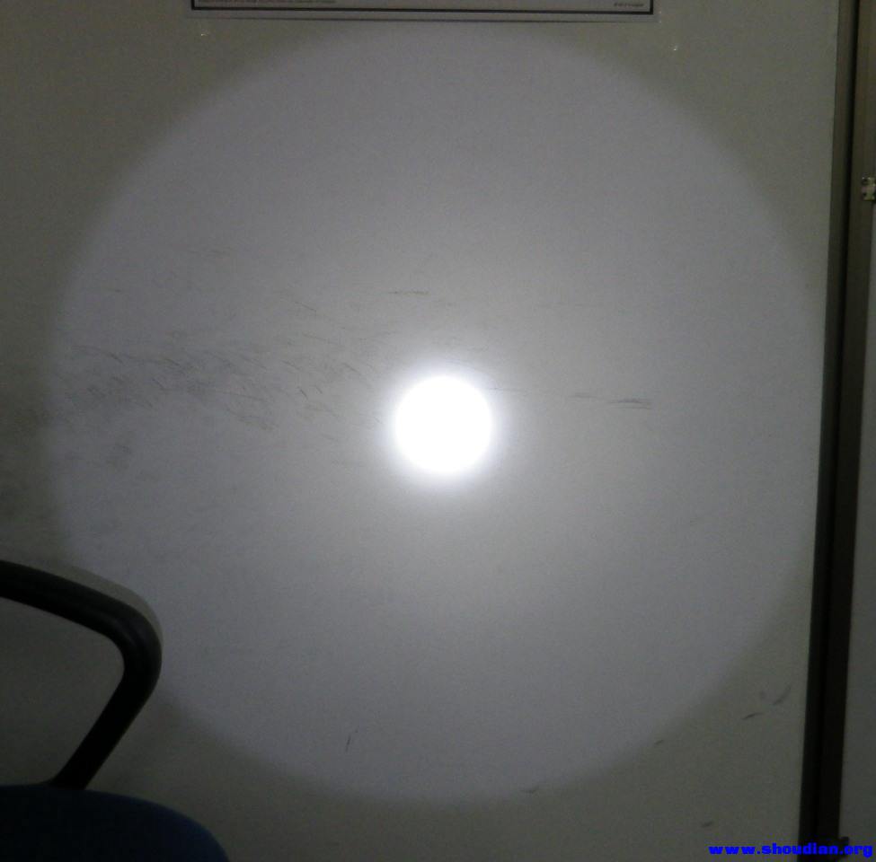 光斑，1米距离中心光斑10厘米，聚光还算不错，没有可见的黑心。