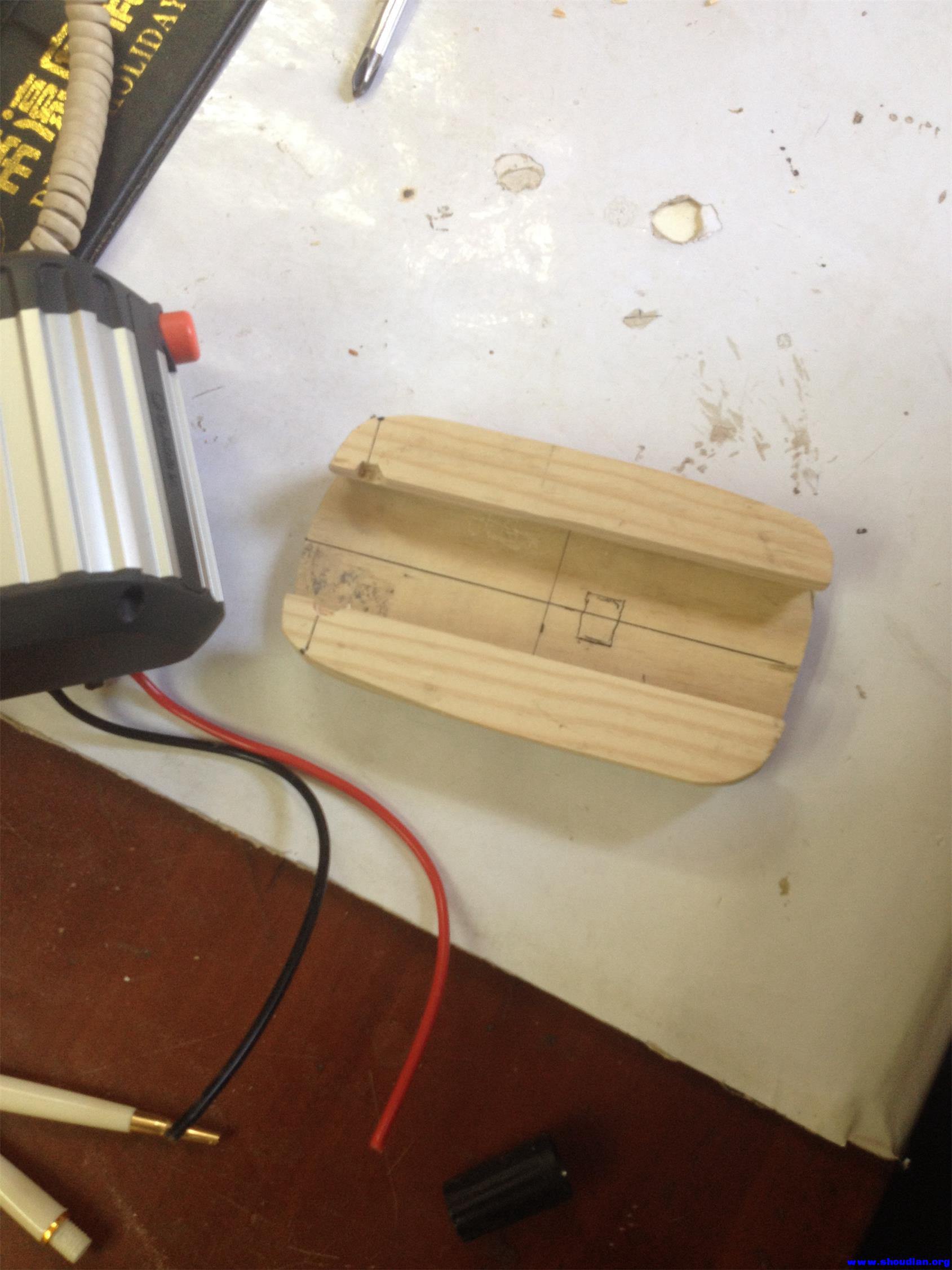 用木板做个电池底座