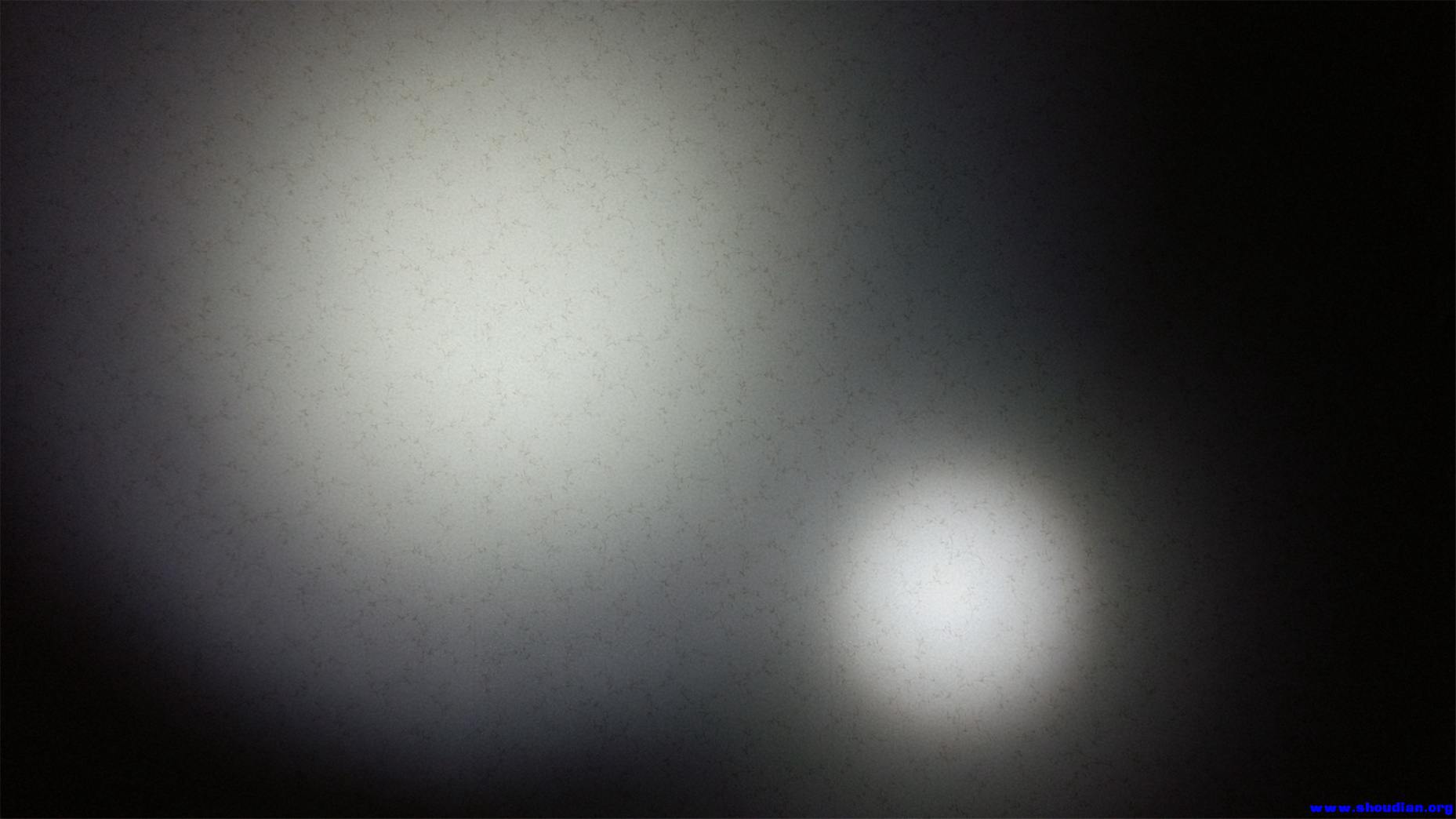 sidekick(左）高亮300流明与fenix e15（右）高亮140流明光斑对比