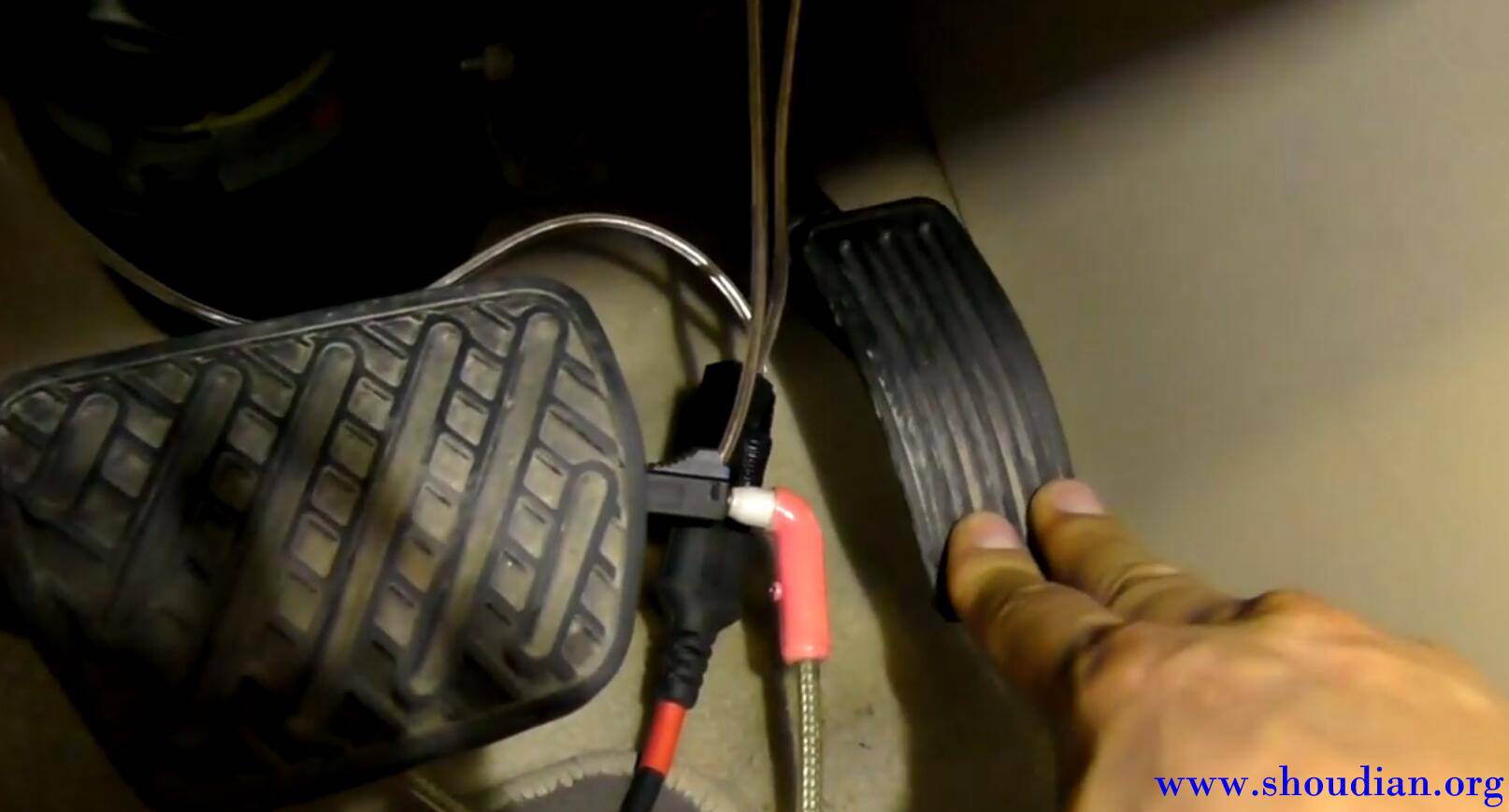 3用示波器测量汽车油门踏板传感器信号.jpg