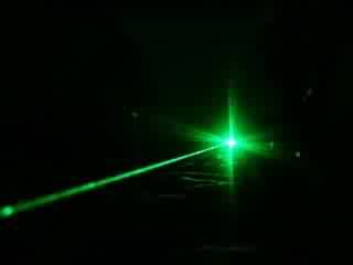 [分享]200mw大功率绿激光电筒图片和烧穿一次性塑料杯视频