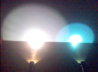 昨晚正好有雾发个光柱图,手机拍的,不清楚!