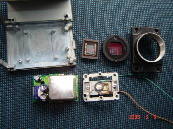 取下CCD芯片，代之LED 固定在，韩好接线，溶胶固定。