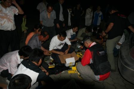 村民和志愿者一起帮忙装电池