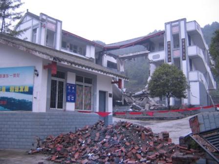 坍塌的学校