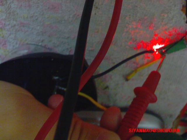 电流是这么测的，黄线是充电回路+,，把黄线断开，是想把表笔焊进回路，结果不好焊。 ...