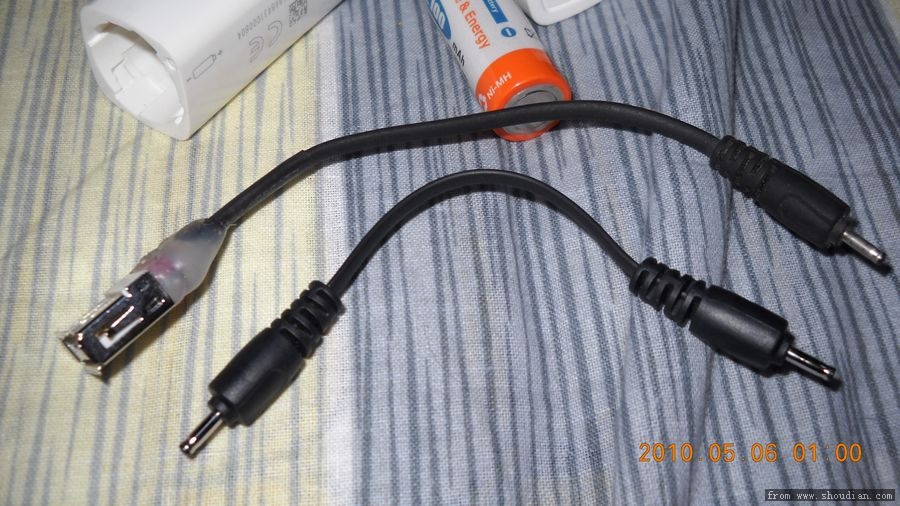 自带的一根充电线，上面一头是USB的是我自己DIY的。目的是可以给其他使用USB接口充电器的手机充电，我用他  ...