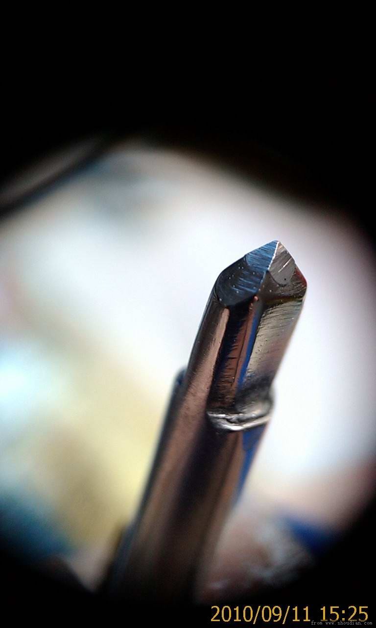 用金刚石磨片打磨很快，普通砂轮磨不动，可以明显看出中间钨钢材质与钻柄的不同 ... ...