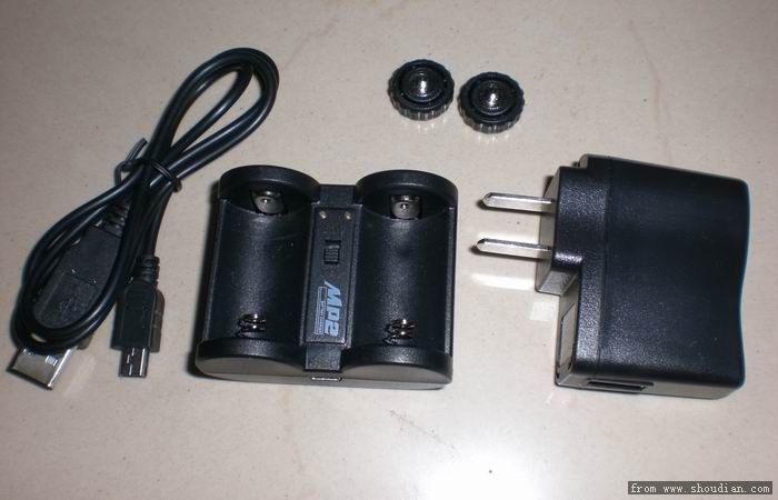 从左至右：USB连接线、充电器本体、延长端子X2、电源适配器