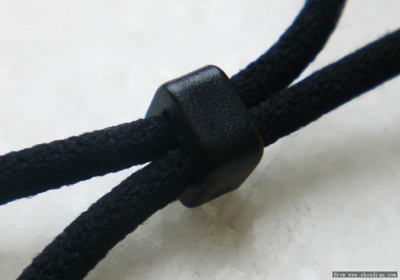 绳扣在一起很搭配的样子，也是黑色的