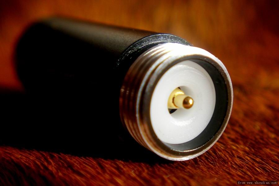 金色的电池正极触针设计，可根据电池长短的微小差别自动伸缩